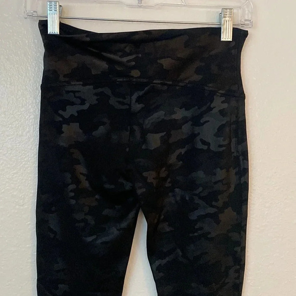 Spanx M Faux Leather Mayte Black Camo Leggings - Picture 10 of 11